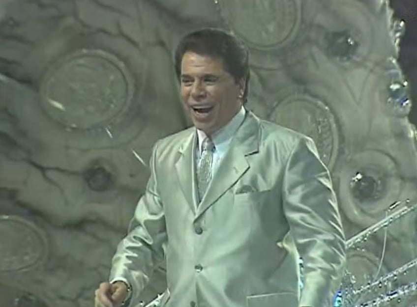 Silvio Santos foi uma das figuras mais populares na televisão brasileira. E também surpreendente. No carnaval de 2024, por exemplo, o SBT surpreendeu o público ao exibir um desfile de escola de samba que homenageou o próprio Silvio Santos, 23 anos antes.  Reprodução: Flipar