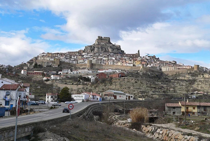 MORELLA - A cidade com aspecto medieval de Morella, na Espanha, conta com uma muralha que é vista como uma das mais relevantes do Mediterrâneo. A estrutura é composta por sete portões e 10 torres, em 2,5 km de extensão.  Reprodução: Flipar