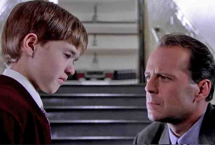 A história gira em torno de Cole Sear (Haley Joel Osment), um garoto que possui a capacidade de ver e se comunicar com espíritos de pessoas mortas. Ele então recebe a ajuda do psicólogo infantil, Dr. Malcolm Crowe (Bruce Willis). Reprodução: Flipar