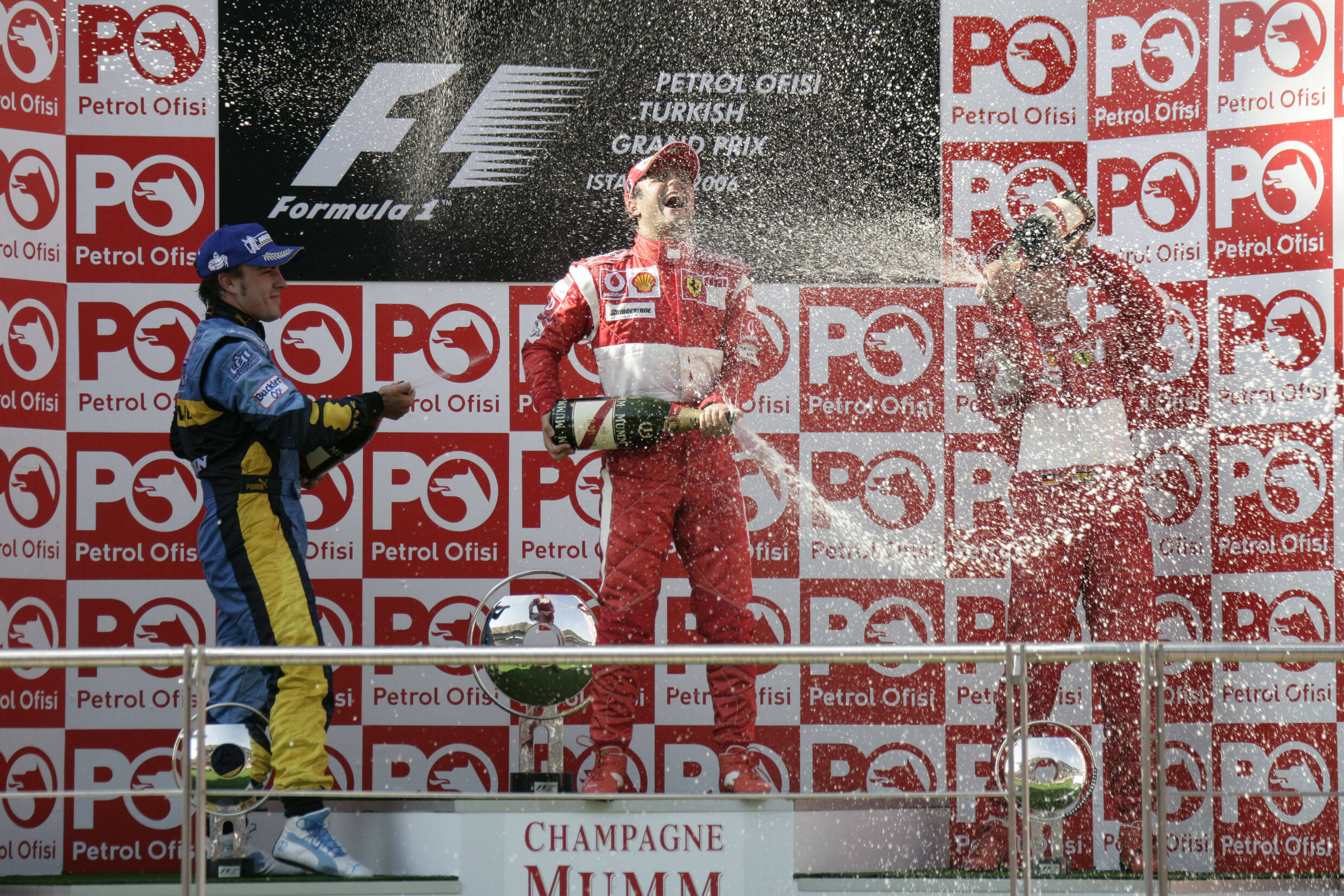 Fernando Alonso e Michael Schumacher completaram o pódio ao lado de Massa na Turquia em 2006. Foto: Getty Images