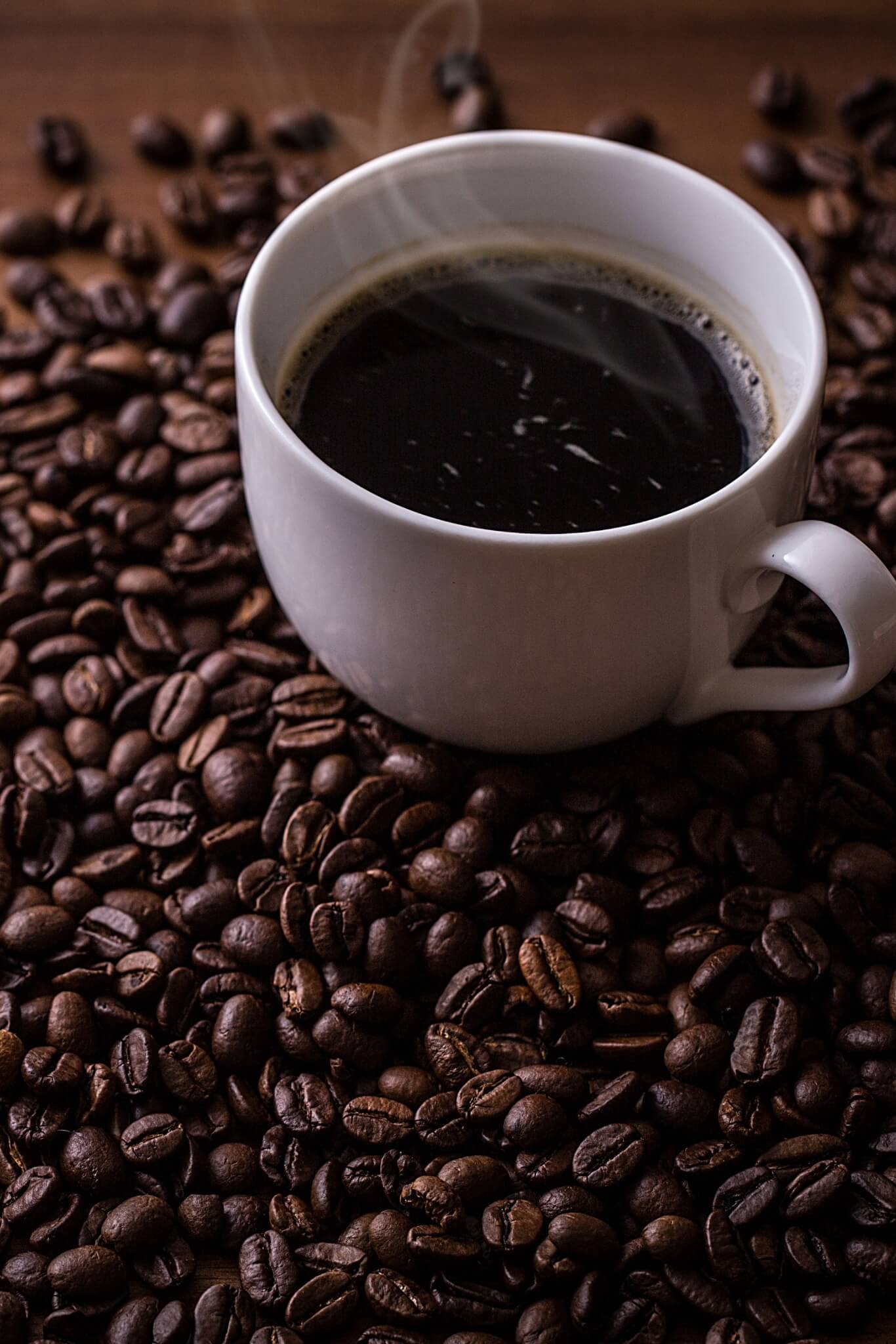 2. Café Alimentos que contêm cafeína podem estimular a liberação de enzimas que aumentam a energia dentro das mitocôndrias, resultando em um aumento no metabolismo. A cafeína em si é uma substância estimulante e termogênica natural, que ajuda a manter o estado de alerta. Reprodução: EdiCase