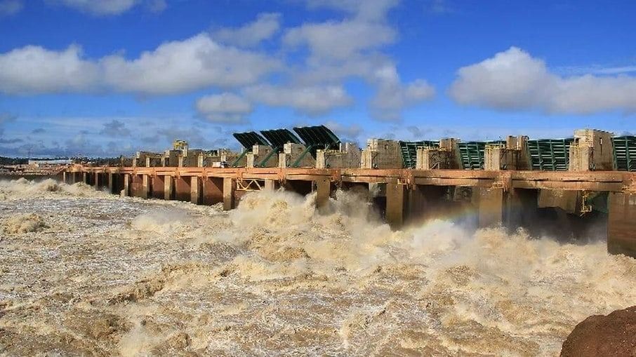 A Usina de Santo Antônio, no rio Madeira, foi desligada, devido à seca que atinge a região, sem previsão para o retorno às atividades. 