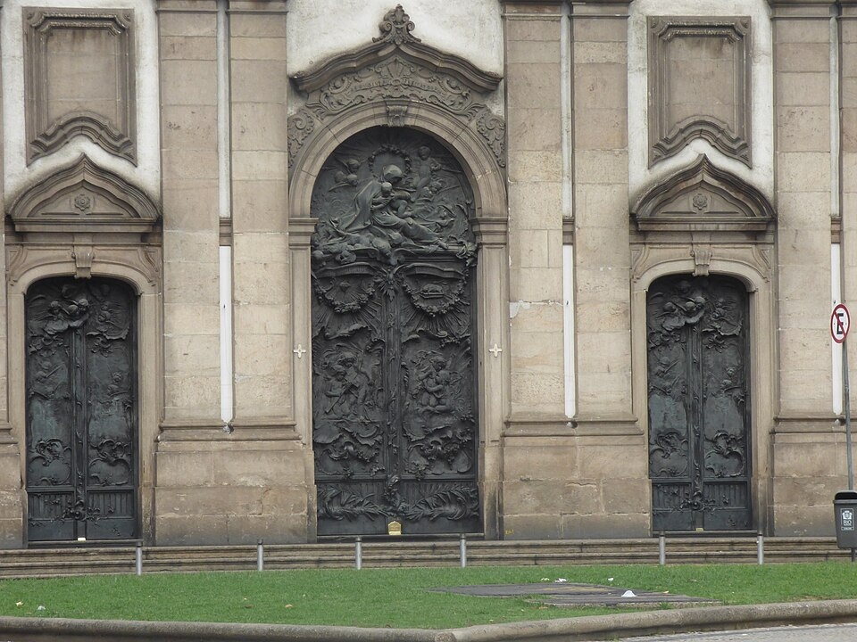 A igreja possui três imensas portas de bronze, que foram instaladas apenas no ano de 1901. Elas foram esculpidas pelo artista português Antônio Teixeira Lopes e ficam abertas de segunda a sexta-feira entre 7h30 e 16h.

 Reprodução: Flipar