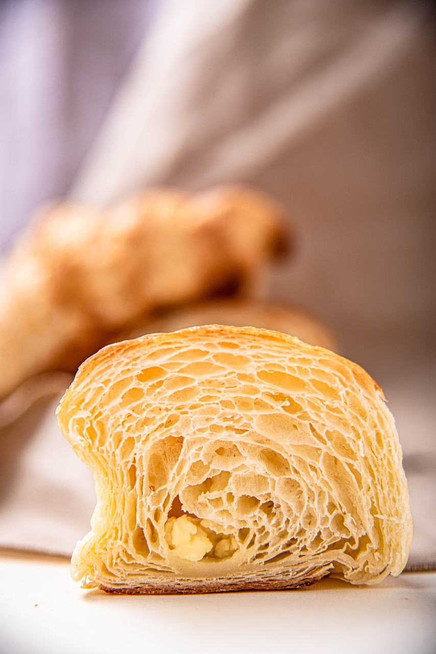 Sua leveza e sabor único encantaram os paladares dos franceses, e a receita do pãozinho folhado foi refinada ao longo das gerações, garantindo sua perfeição e gosto de quero mais. Reprodução: Flipar