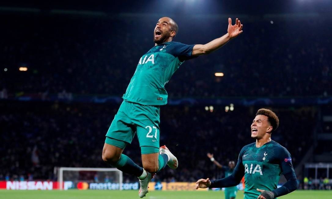 Lucas Moura celebra gol pelo Tottenham