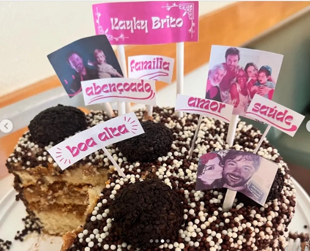 A irmã de Kayky, a atriz Stephany Brito, chegou a mostrar fotos do bolo da comemoração da volta do ator para o convívio da família.. Foto: Reprodução: Flipar