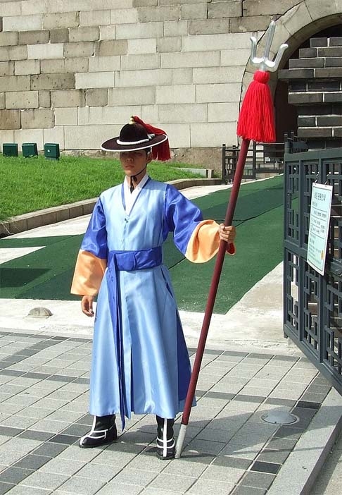 Em outras nacionalidades, o tridente também possui o significado de proteção, mas com outro nome, como o dangpa uma lança coreana usado por guardas locais. Reprodução: Flipar