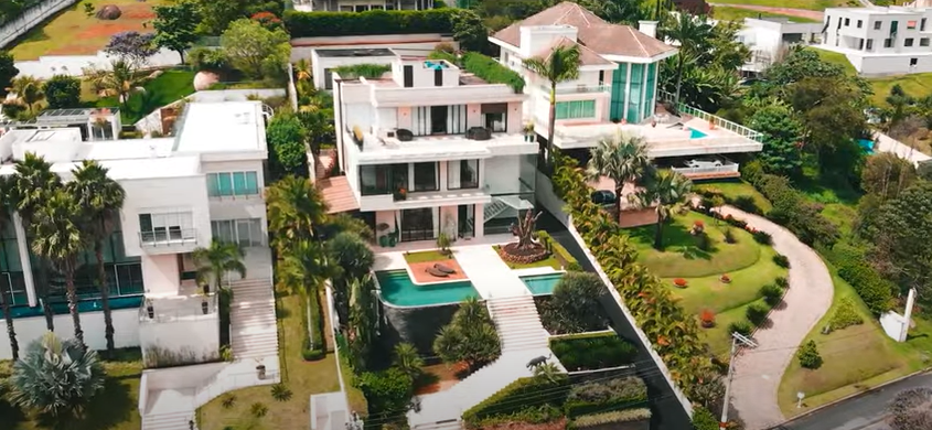 Camila Loures compra nova mansão, com três andares, academia e piscina Reprodução/Youtube - 07.02.2024