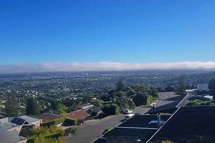 Estratos - Localizam-se em altitudes baixas, cobrindo o céu de maneira uniforme, como um nevoeiro elevado. São cinzentos e densos, bloqueando parcialmente a luz solar. Podem produzir chuviscos leves, mas normalmente não causam tempestades. Reprodução: Flipar