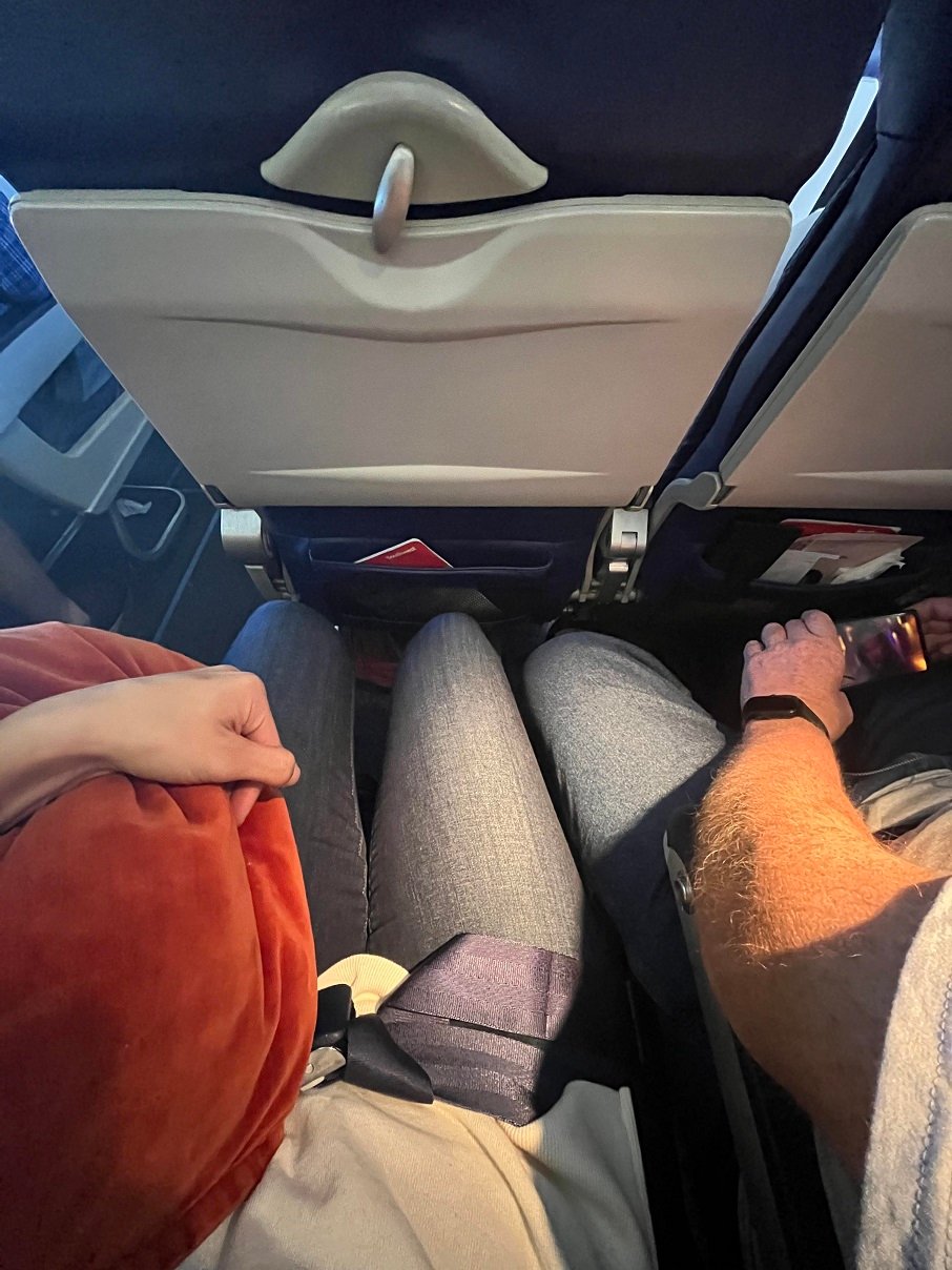 A passageira denunciou homem praticando "manspreading" durante voo internacional. Foto: Reprodução/Reddit 15.02.2023