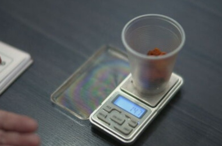 Em entrevista à TV Globo, um empresário disse que, em média, são encontrados entre 13 e 16 gramas por dia.  Reprodução: Flipar