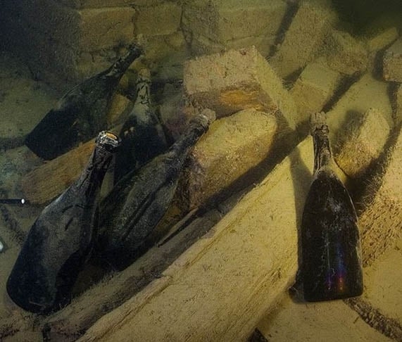  Existe a expectativa de que algumas dessas garrafas permaneçam submersas por um período de 40 anos! Reprodução: Flipar