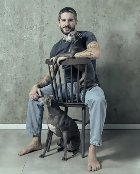 “Aqui no Brasil, somos mais 10,7 milhões de pessoas com algum grau de perda auditiva. E nossa deficiência é invisível, daí a importância de se celebrar essa data. Em uma sociedade que está pouco atenta às diferenças, o dia a dia pode se tornar muito complicado para muitos de nós, sobretudo os que têm perda mais severa”, escreveu o ator. 
 Reprodução: Flipar