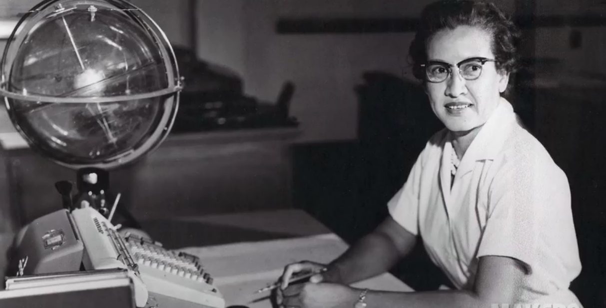 Katherine Johnson (1918-2020) foi uma matemática brilhante cuja precisão nos cálculos foi crucial para o sucesso de várias missões espaciais da NASA, incluindo as que levaram os primeiros astronautas à órbita da Terra.  Reprodução: Flipar