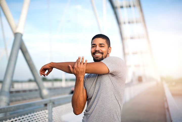 Pratique atividades físicas: exercícios físicos regulares são essenciais para reduzir o estresse e melhorar o bem-estar. Reprodução: Flipar