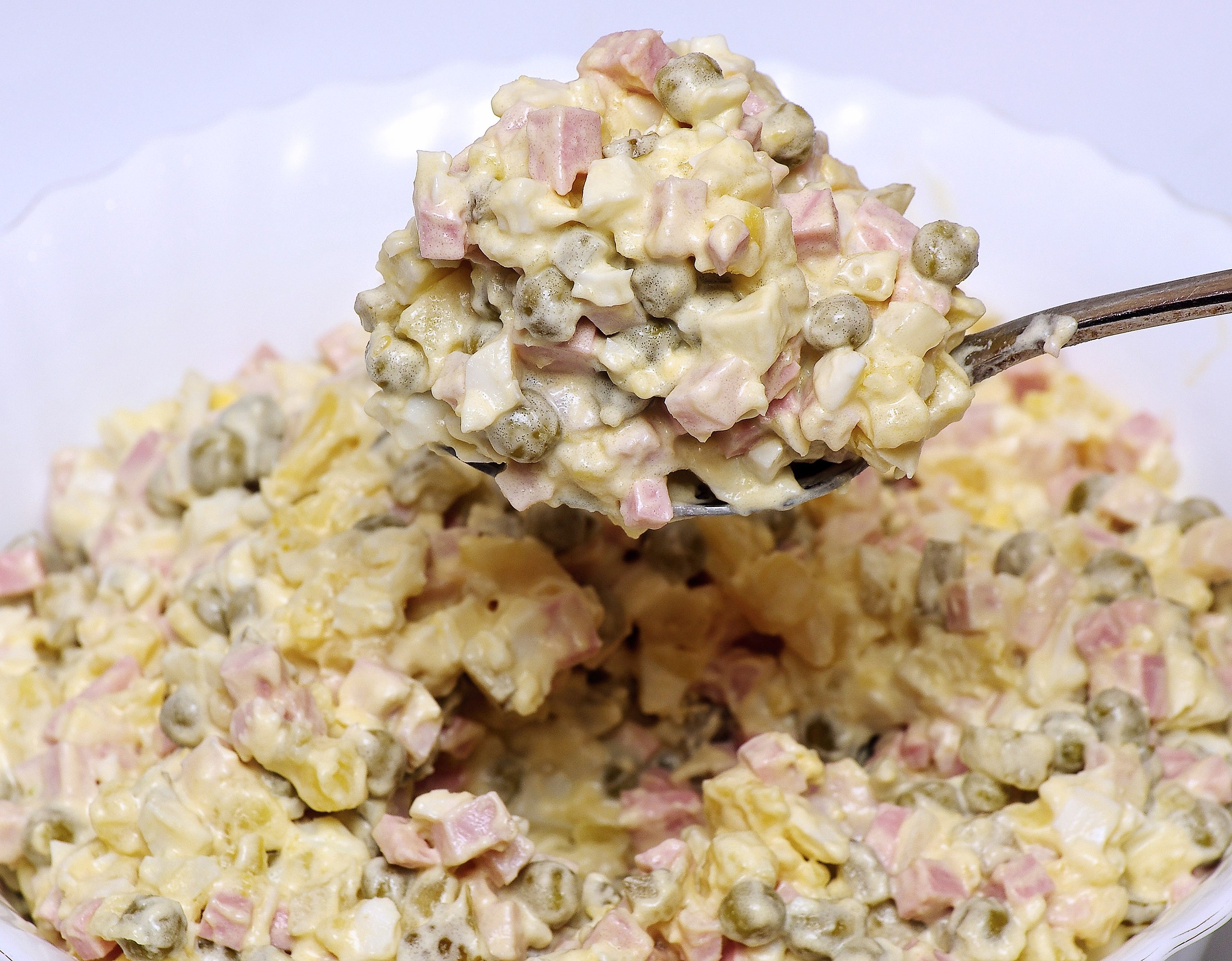 A salada de maionese tem ligação com a russa, que é formada de legumes com cubos e outros alimentos associados ao molho. Foi inventada nos anos de 1860 por Lucien Olivier, chef do famoso restaurante Hermitage, situado na Prala Trubnaia, em Moscovo.  Reprodução: Flipar