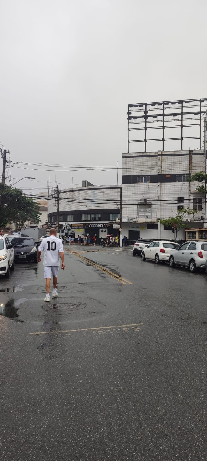 Torcedores chegam à Vila Belmiro para homenagear Pelé . Foto: eduardo lucizano