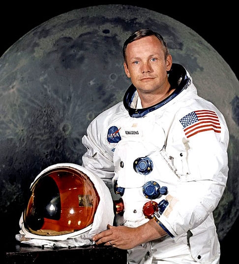 Neil Armstrong - Nascido em 05/08/1930. Armstrong entrou para a história como o primeiro homem a pisar na Lua. Formado pela Universidade de Purdue/Universidade do Sul da Califórnia, ele desceu na Lua em 21/7/1969. Morreu em 25/8/2012, aos 82 anos.  Reprodução: Flipar