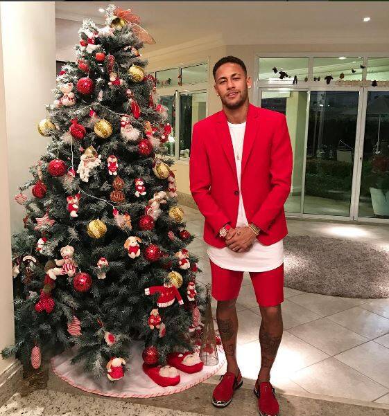 Neymar, de terno vermelho, escreveu: Feliz Natal. Foto: Reprodução/Instagram