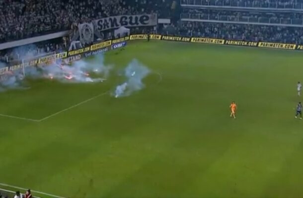 No primeiro turno, a partida teve cenas de violência, com torcedores santistas atirando fogos no gramado da Vila Belmiro e tentando invadir o campo. O episódio resultou em punição ao clube e a equipe disputou partidas sem a presença de público. - Foto: Reprodução/Premiere