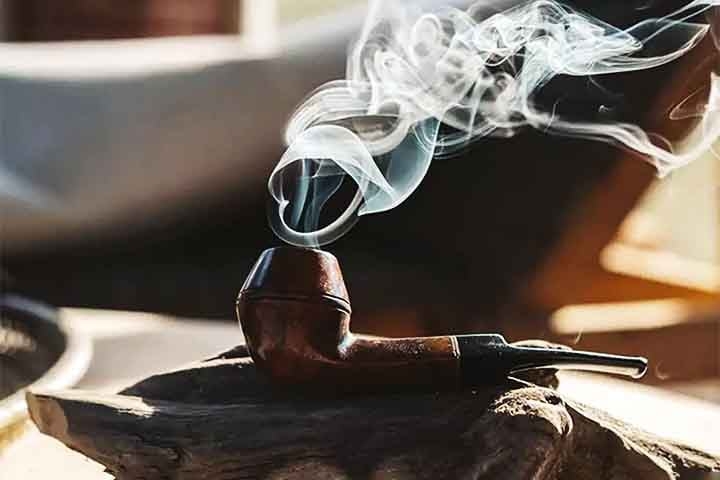 Apesar de associado a sofisticação e reflexão,  cachimbo é nocivo. A principal diferença entre cachimbo, charuto e cigarro em relação aos malefícios à saúde está na forma de consumo e na exposição a substâncias tóxicas.
 Reprodução: Flipar