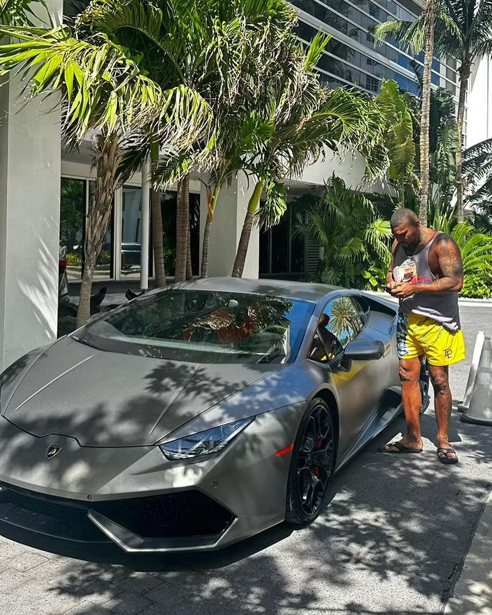 Naldo e uma Lamborghini Huracán que custa cerca de R$ 4,5 milhões Reprodução/Instagram