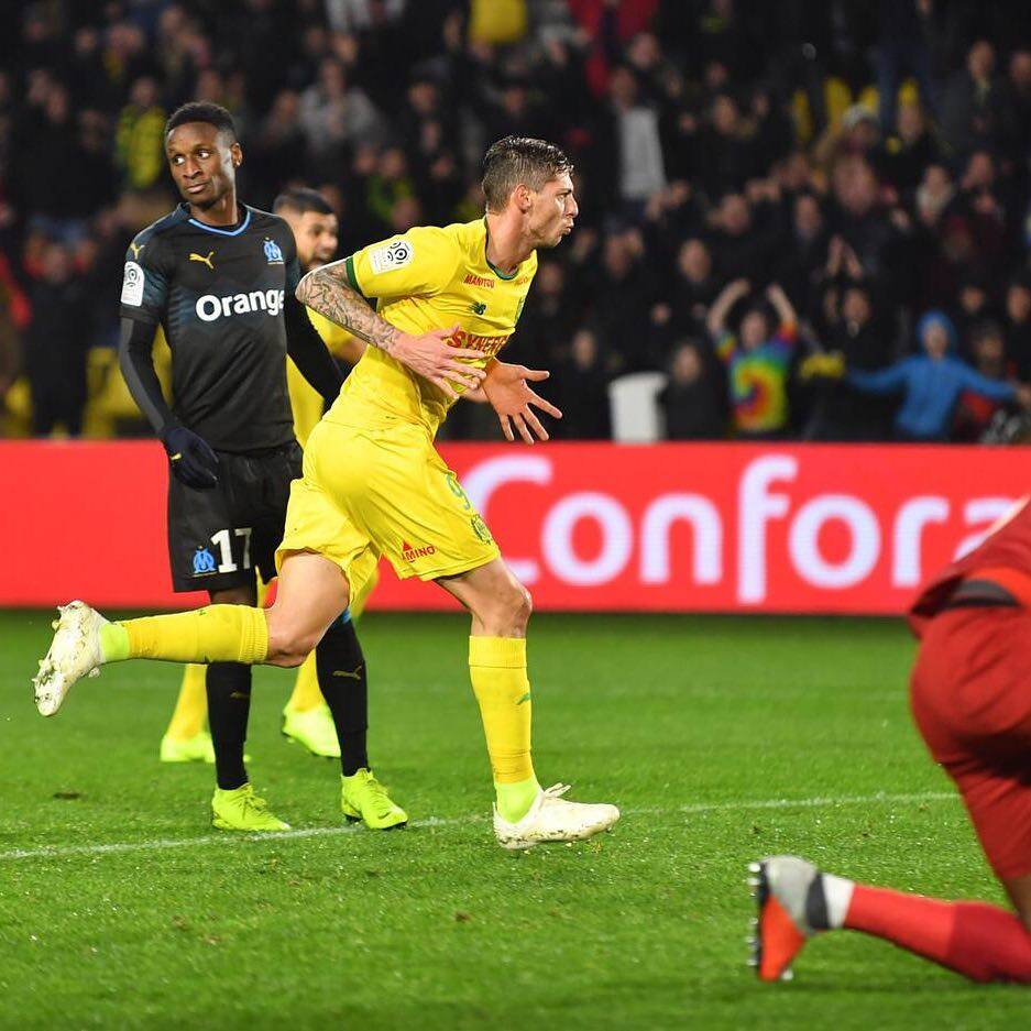 VS Jogadores - Você sabia❓Que o ex atacante Emiliano Sala, jogou no Caen da  França 🇫🇷 na temporada 2014/2015 🎂 Idade: —- 📏 Altura: 1,87 cm. 📸  Instagram: @emilianosala9 ❤️ Time de