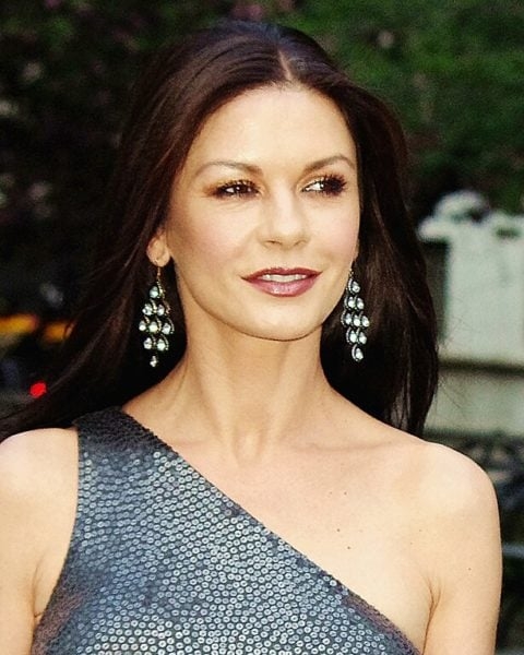 Catherine-Zeta Jones: A atriz compartilhou publicamente sua batalha contra o transtorno bipolar e decidiu se internar em uma clínica de recuperação, dando uma pausa na carreira, em 2013. Reprodução: Flipar