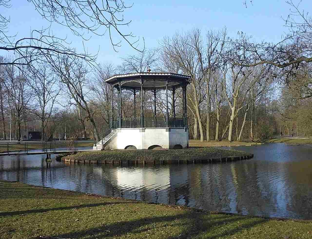 Vondelpark - Descrição: Inaugurado em 1865, o Vondelpark é o parque mais famoso de Amsterdã, popular entre moradores e turistas para passeios, piqueniques e eventos culturais ao ar livre - Localização: Distrito de Oud-Zuid - Referências Históricas: Nomeado em homenagem ao poeta e dramaturgo holandês Joost van den Vondel Reprodução: Flipar