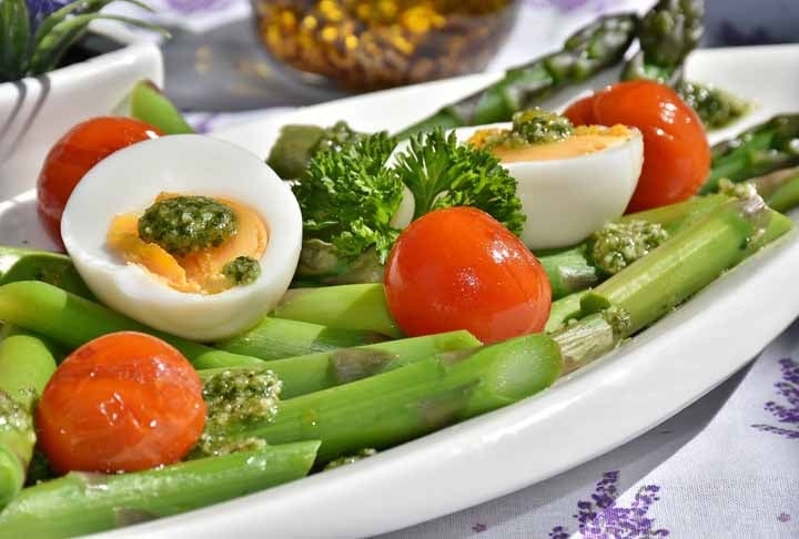 Os ovos têm um baixo custo, se tornando bem acessíveis, e podem ser preparados de diversas maneiras, tornando-os uma opção versátil na cozinha.