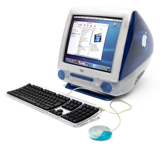 Jobs reestruturou a empresa, simplificou a linha de produtos e focou na inovação. O lançamento do primeiro iMac, em 1998, foi um marco importante.  Reprodução: Flipar