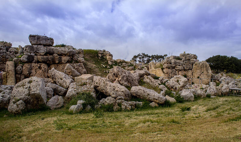 Até hoje não se sabe como as pessoas conseguiram reunir pedras tão pesadas em uma construção há mais de 5 mil anos. Foto: Leow Sama