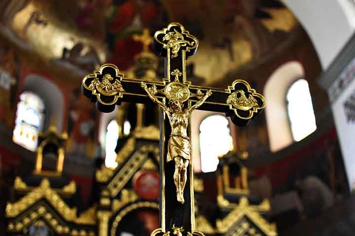 Muitas religiões e tradições adotaram a cruz como um de seus principais emblemas. Seu simbolismo varia conforme a cultura, podendo significar redenção, sofrimento, equilíbrio ou conexão entre o divino e o terreno.
 Reprodução: Flipar