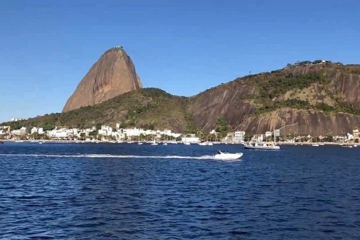 Situada entre os bairros de Urca e Flamengo, a praia oferece uma vista deslumbrante do Pão de Açúcar e da Baía de Guanabara, sendo um local popular para caminhadas, corridas e passeios de bicicleta. Reprodução: Flipar