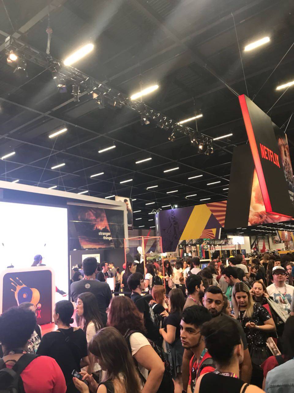 A CCXP 2017 reuniu diversos stands cheios de atrações e, claro, muitos cosplayers. Foto: iG Gente