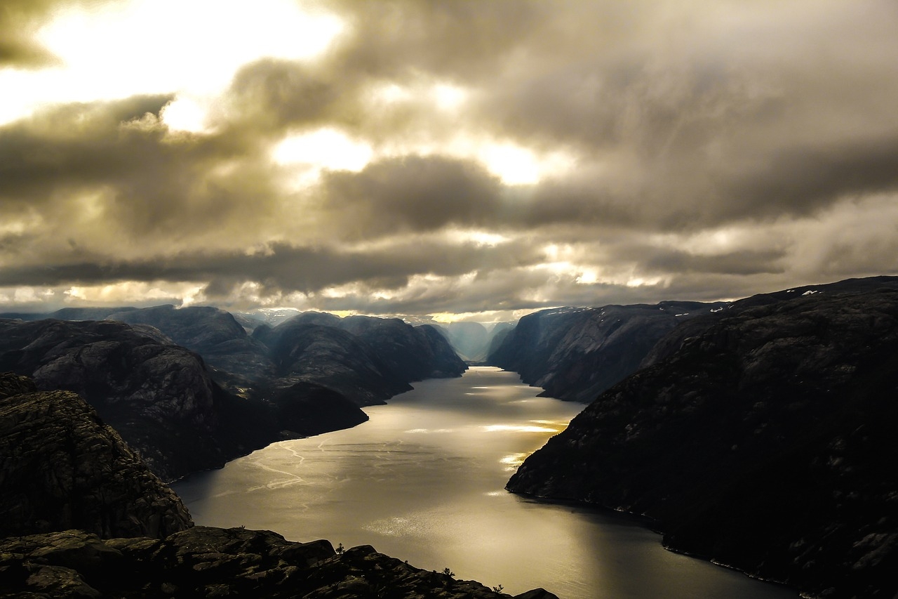 Um dos tesouros naturais da Noruega são os fiordes, cuja beleza no país é tão estonteante que a própria palavra provém do idioma norueguês: fjord Reprodução: Flipar