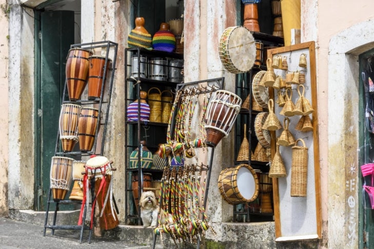 Por conta disso, a cidade celebra suas raízes africanas por meio da música, dança e tradições carnavalescas. Reprodução: Flipar
