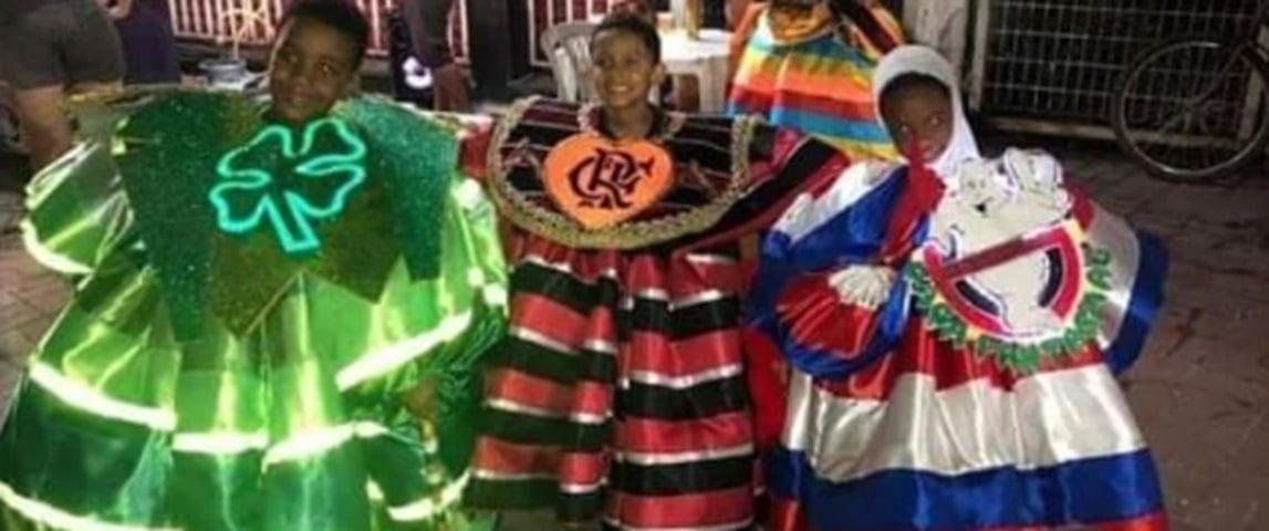 Assim como no futebol, outra paixão da periferia carioca, a cultura de Bate-bola passa de pai para filho.  Reprodução: Flipar