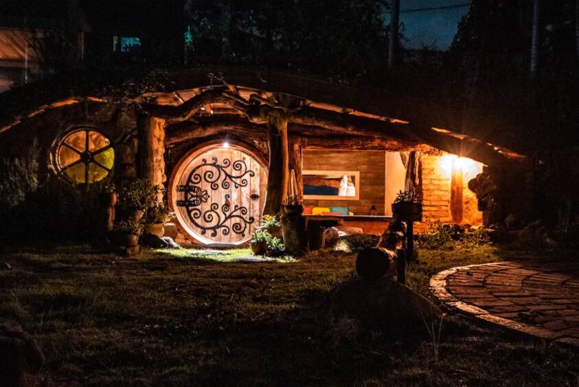 Varanda da Casa Hobbit ao anoitecer. Foto: Airbnb/reprodução