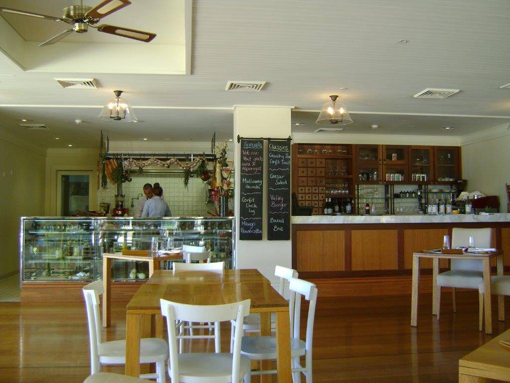 Vista geral do salão de café-da-manhã e almoço do resort