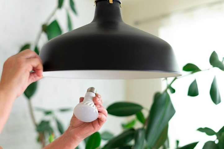Lâmpadas ajudam: Mesmo que não reduza muito o calor dentro de casa, as lâmpadas LED produzem menos calor em comparação com as lâmpadas incandescentes. 
