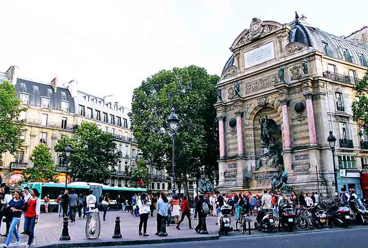 FONTAINE SAINT-MICHEL - Paris - Esta fonte neogótica do século XIX é adornada com uma estátua de São Miguel e é um ponto central na movimentada Place Saint-Michel. Reprodução: Flipar