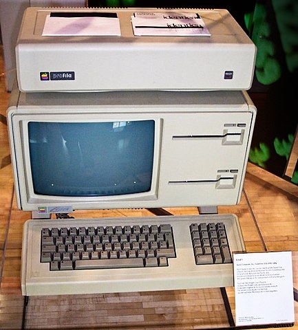 O negócio foi expandindo, com base em estudos que faziam a tecnologia evoluir. Em 1983 foi lançado o Apple Lisa, primeiro computador a usar a interface gráfica, com base na tecnologia Xerox. 