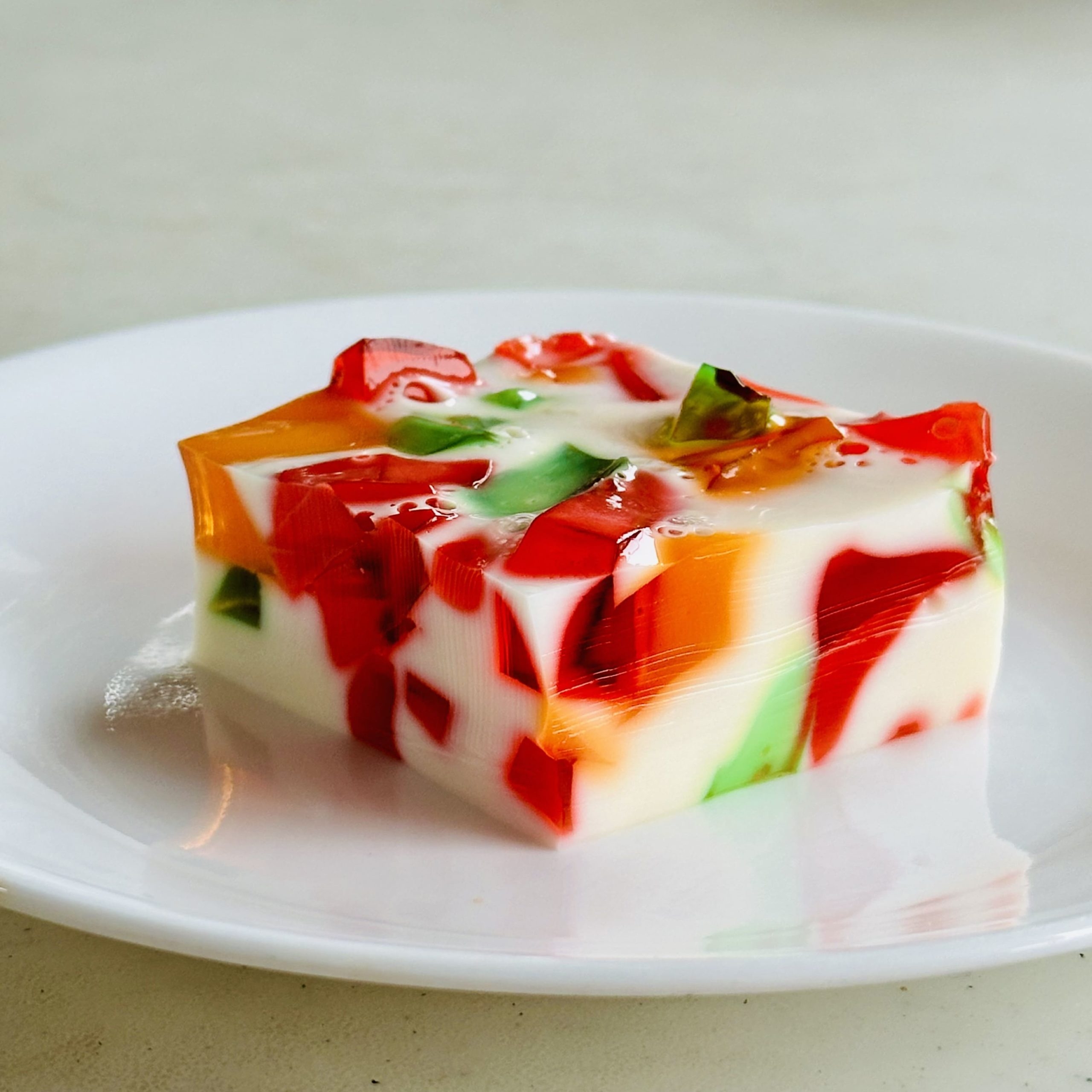 De acordo com a ciência, se dissolver a gelatina em pó em água fria, ela fica hidratada. Por outro lado, se a mistura for em água quente, as moléculas começam a se esticar e se soltar.  Reprodução: Flipar