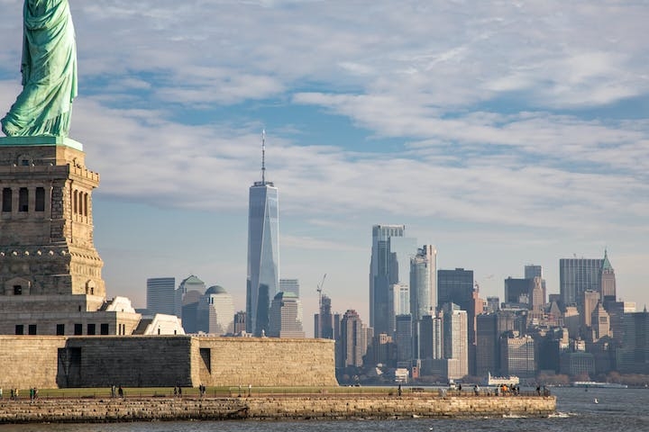 A paisagem de Nova York é famosa no mundo inteira com o Chrysler Building, o One World Trade Center (que substituiu as torres gêmeas destruídas em atentado terrorista), o Empire State e o Flatiron Building, que se destacam na moldura clássica da cidade.  Reprodução: Flipar