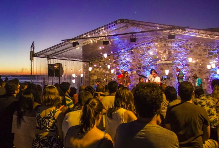 A cidade abriga festivais culturais, como o Festival de Jazz de Salvador. Todo mês de julho, o evento, que acontece no Parque da Cidade, reúne artistas de jazz de todo o mundo. Reprodução: Flipar
