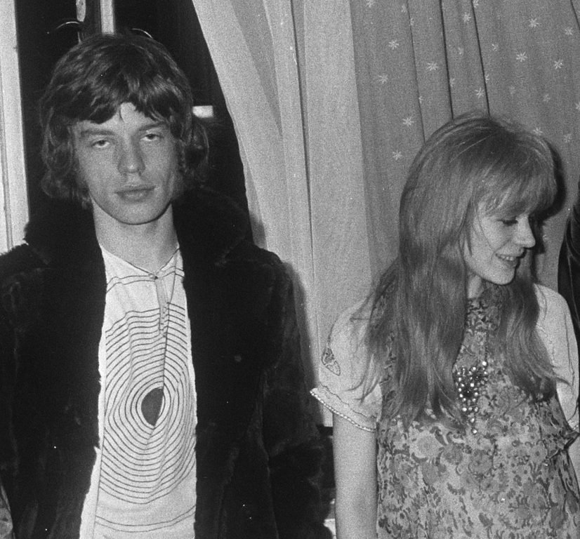 A vida pessoal de Mick Jagger foi marcada por muitos relacionamentos e controvérsias. Ele teve relacionamentos com várias mulheres famosas, incluindo a atriz Marianne Faithfull (foto) e a modelo Jerry Hall, com quem teve quatro filhos. 