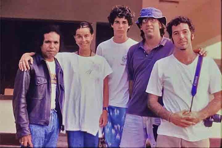 Pedro Henrique dos Santos Neschling nasceu no Rio de Janeiro em 28 de junho de 1982. Ele é filho de duas personalidades ligadas ao mundo das artes, a atriz Lucélia Santos e o maestro John Neschling. 
 Reprodução: Flipar