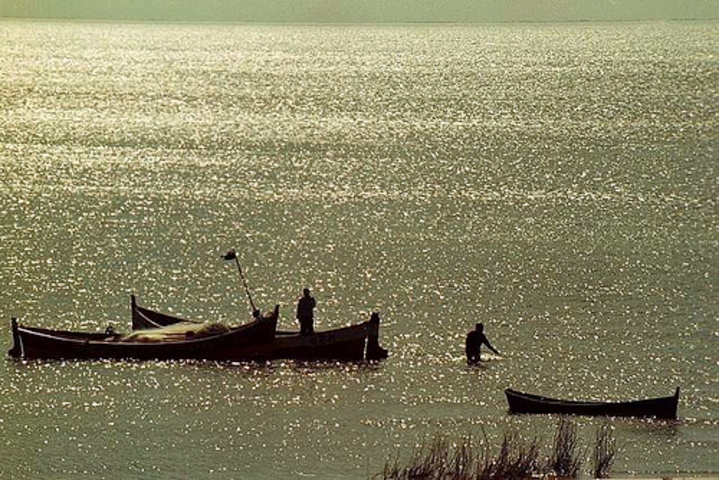 A Lagoa Mirim (Laguna Merín no Uruguai) fica na fronteira do Rio Grande do Sul, no Brasil, com o Uruguai. É o segundo maior lago do Brasil e o maior do Uruguai. A lagoa desempenha um papel crucial na economia local, sendo utilizada para pesca, agricultura e transporte fluvial. Reprodução: Flipar