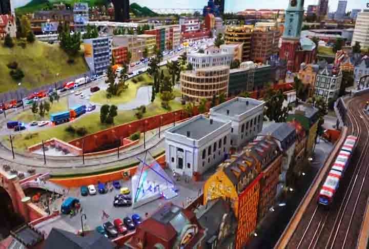 A principal atração do museu de Hamburgo é a maior linha férrea em miniatura do mundo, maquete ferroviária com mais de 7 quilômetros de extensão.
 Reprodução: Flipar